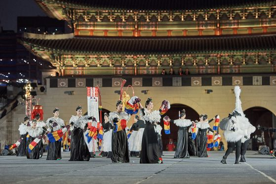 Wearing royal clothes and touring the 5 royal palaces and jongmyo
